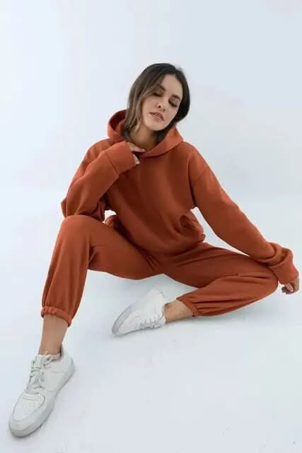 Entspanntes Kapuzenpullover- und Sweatpants-Set für Frauen