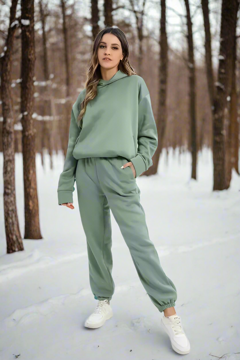 Stylisches Set aus Jogginghose und bequemem Kapuzenpullover für Frauen