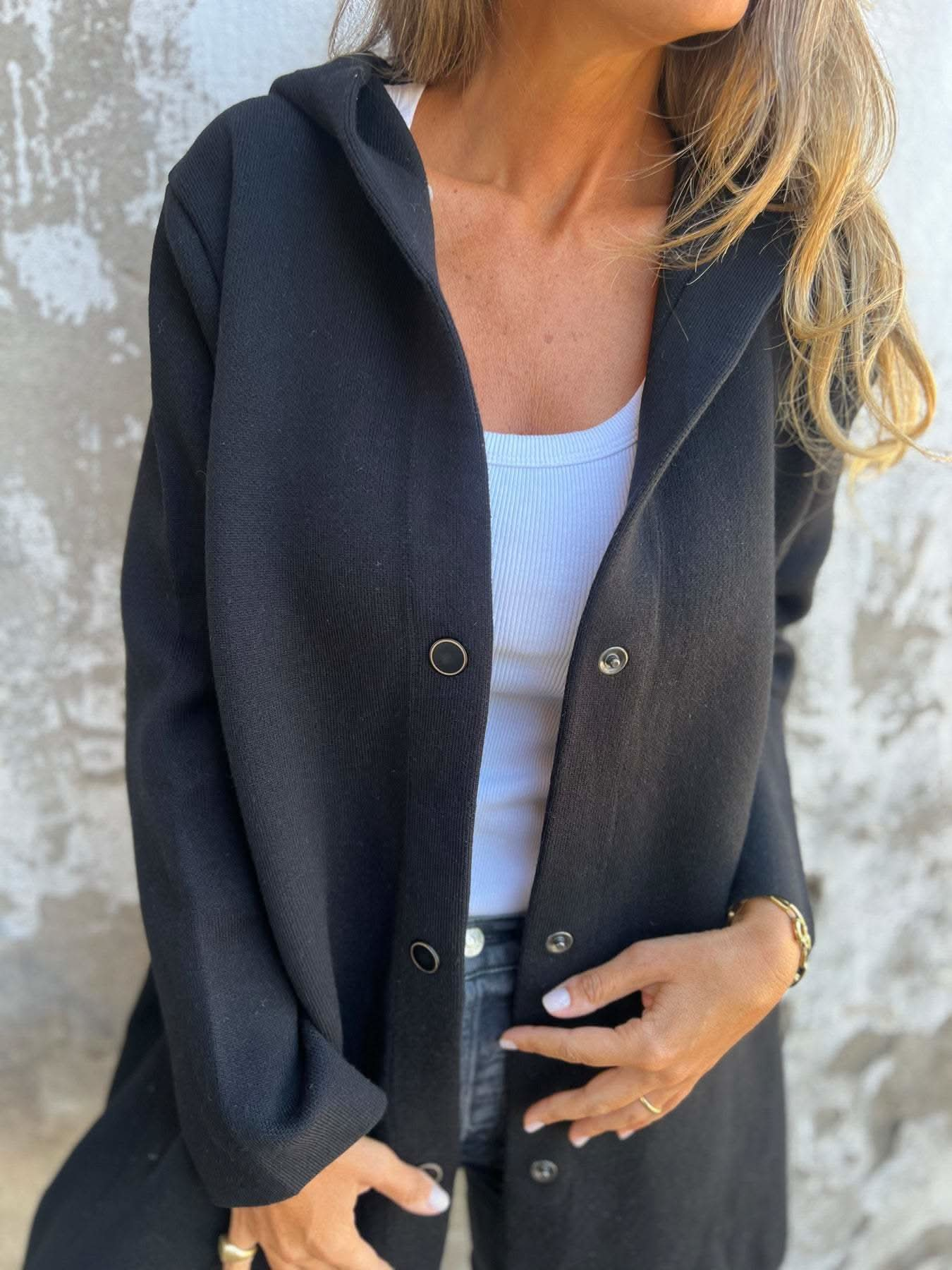 Elegante Strickjacke mit Kapuze und Knopfleiste für stilvolle Frauen